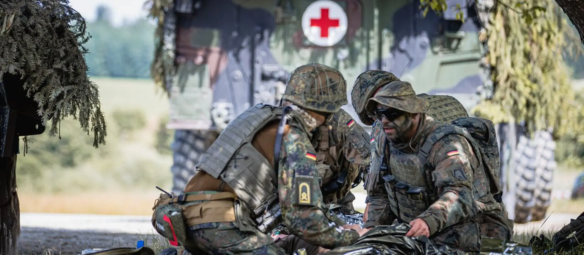 Ersthelfer der Bundeswehr kümmern sich um einen Verletzten