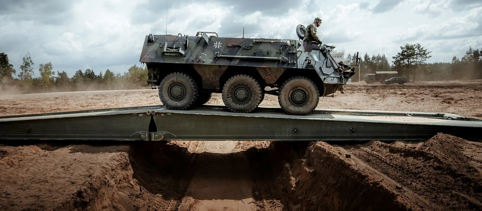 Ein Fahrzeug der Bundeswehr überfährt eine Brücke