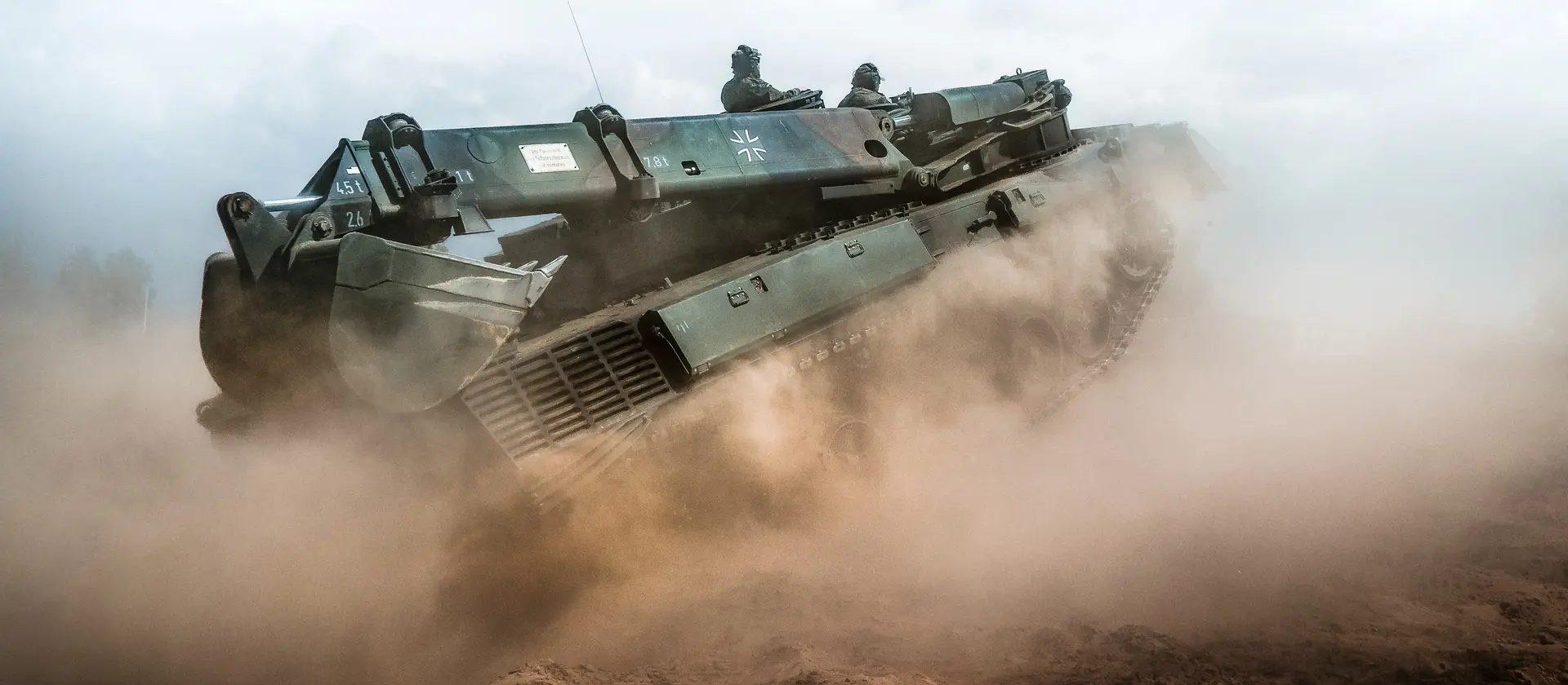 Zwei Soldaten während der Fahrt mit einem Panzer