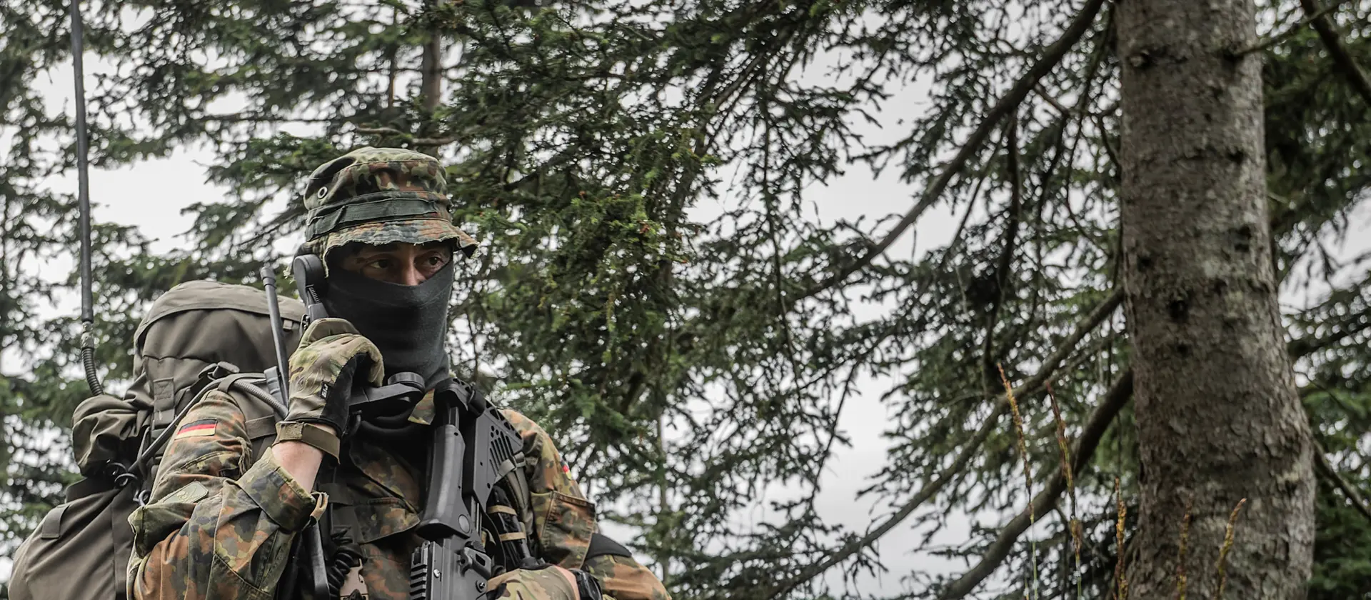 Ein Soldat läuft durch einen Wald