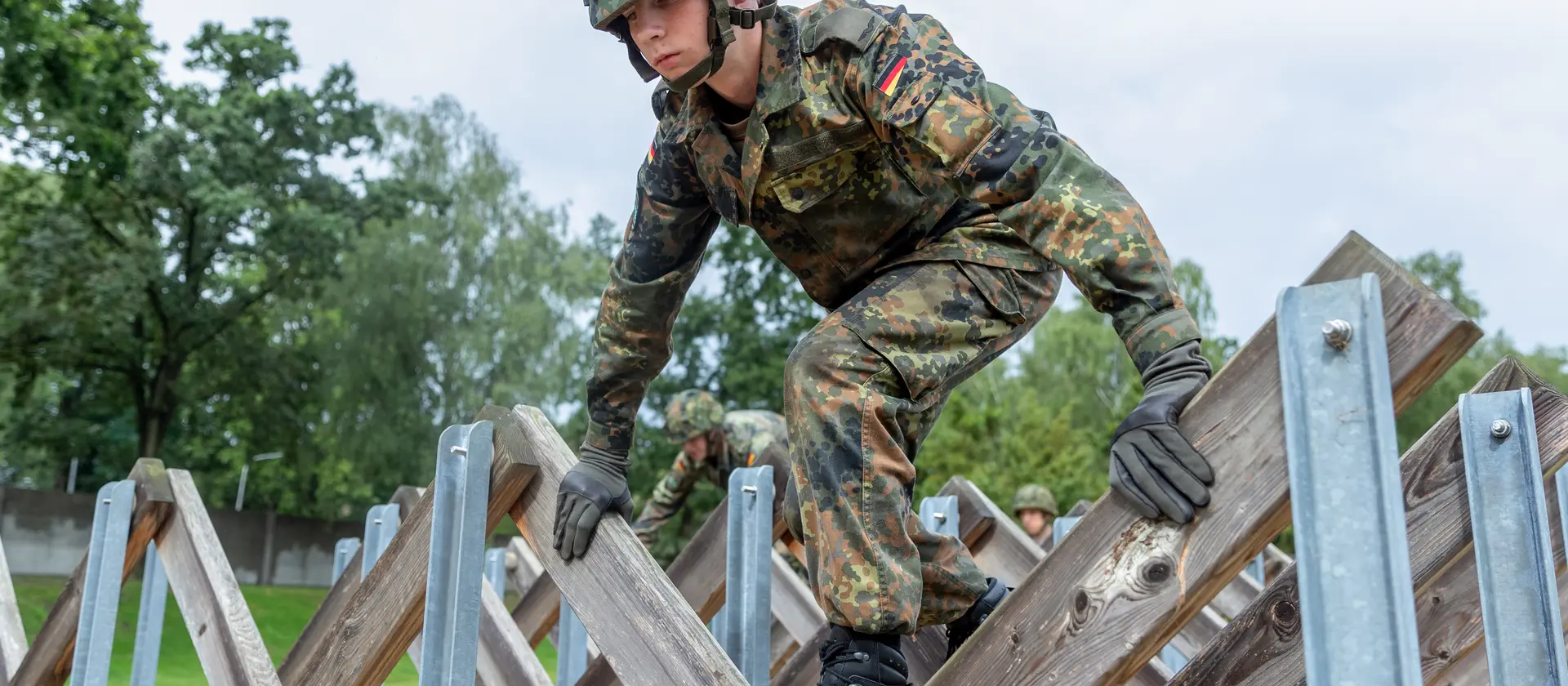 Ein Soldat überwindet ein Hindernis auf der HiBa
