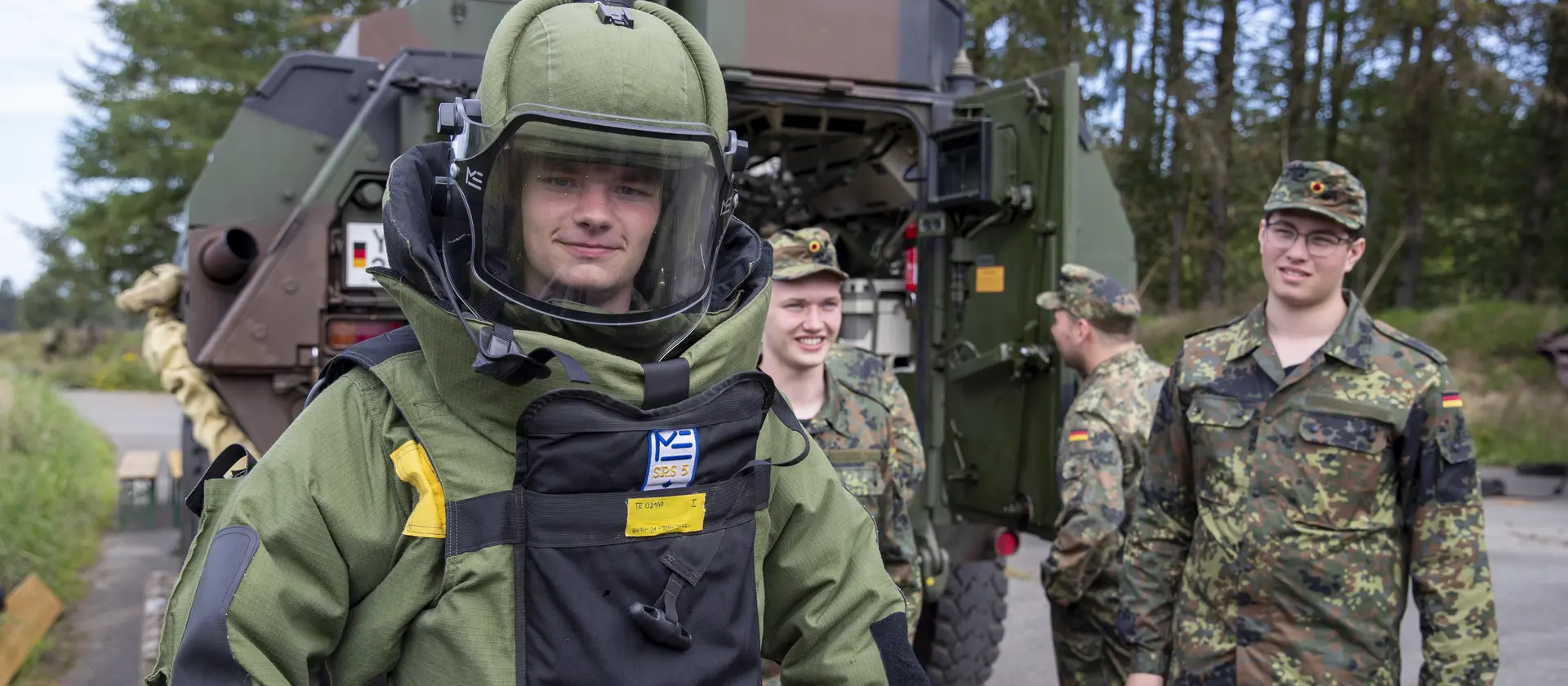 Junge in Schutzkleidung