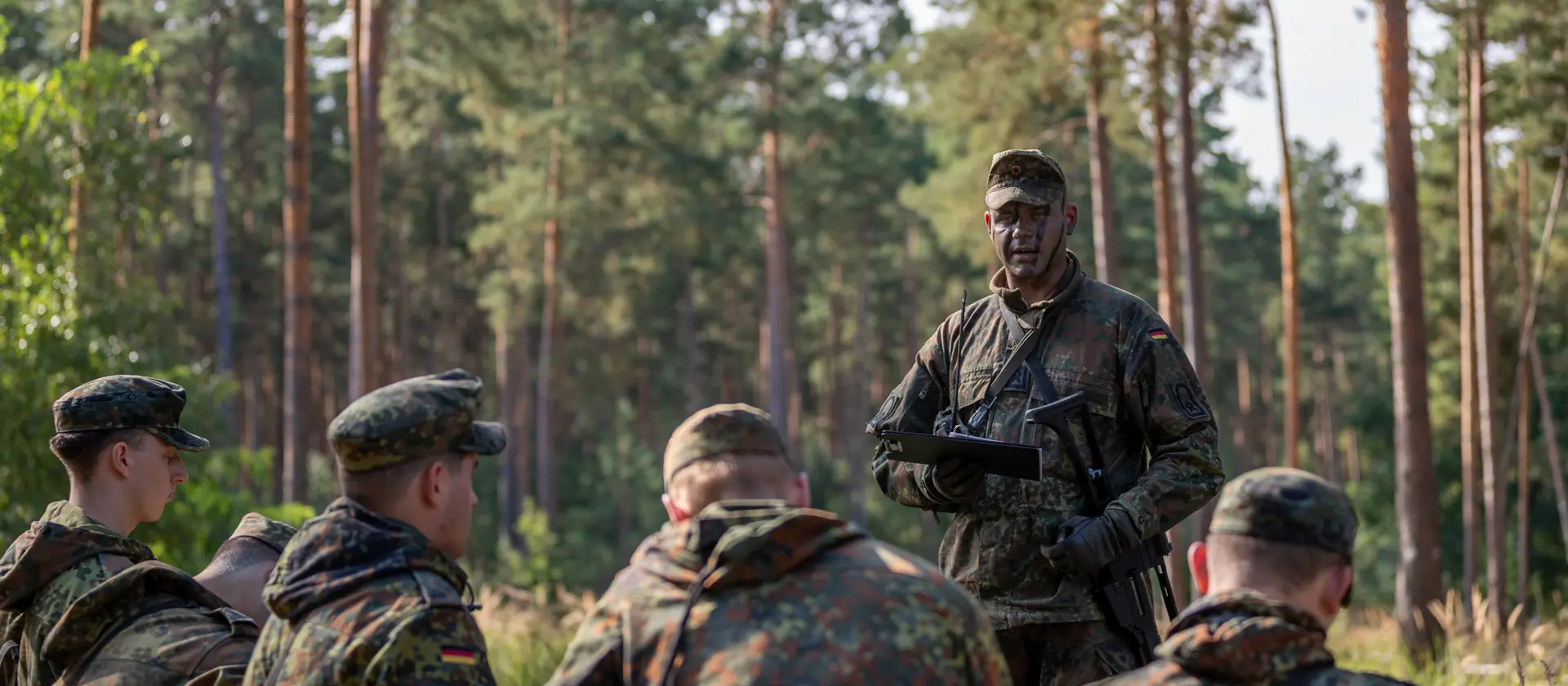 Mehrere Soldaten in einem Wald