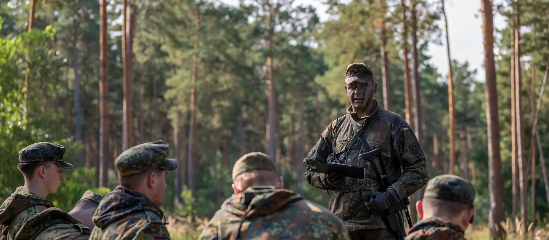 Soldaten der Bundeswehr in einem Wald