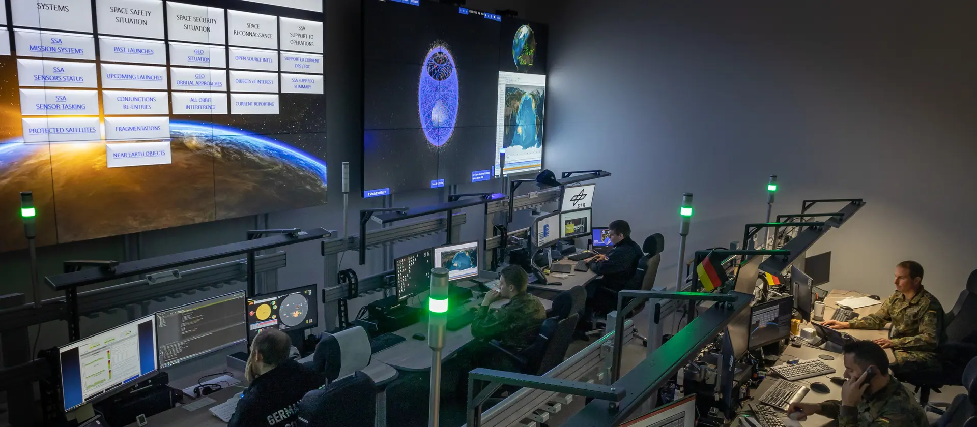 Weltraumfeldwebel in der Kommandozentrale