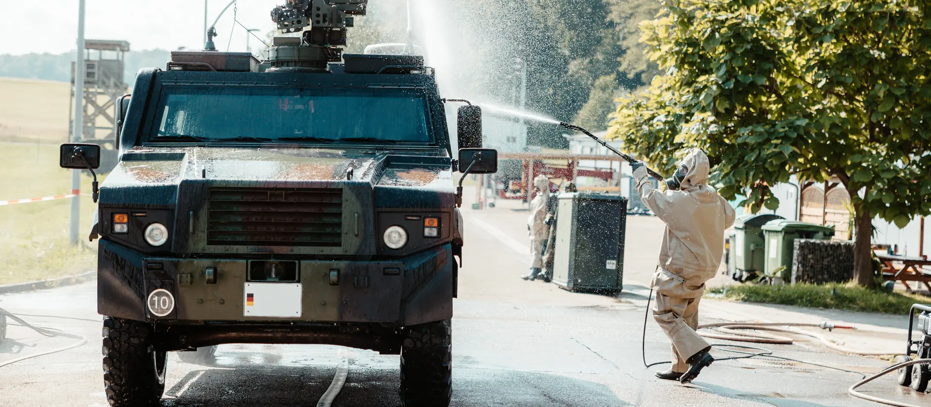 Ein Soldat der ABC Abwehrtruppe der Bundeswehr reinigt ein Fahrzeug der Bundeswehr