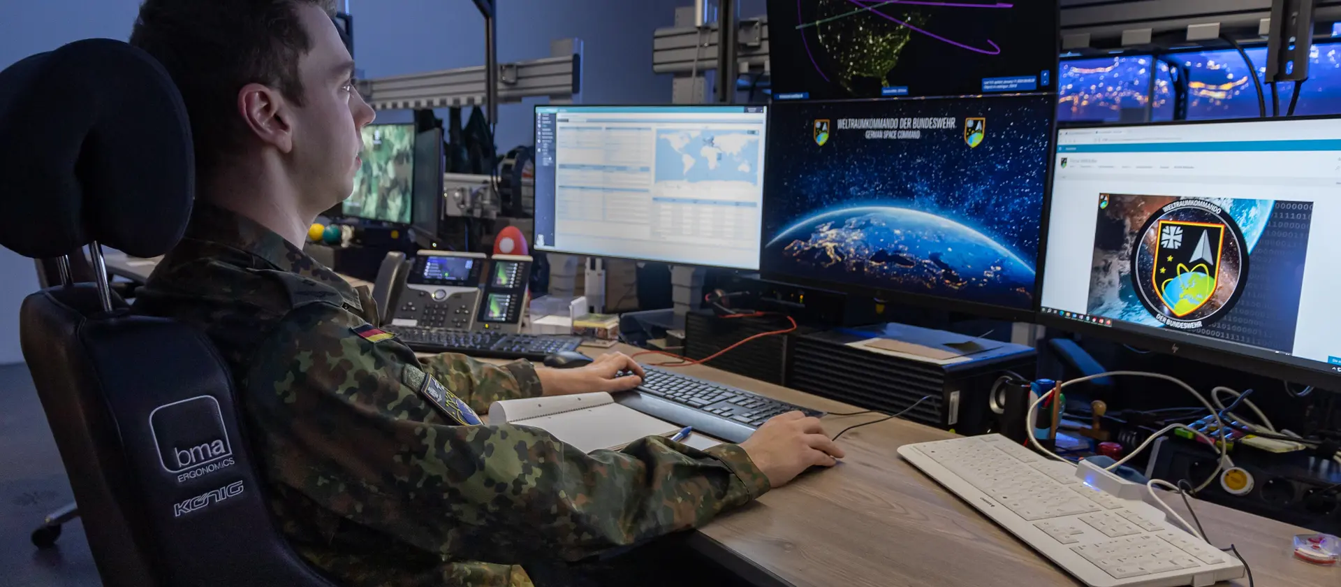 Ein Weltraumlageoffizier wertet an seinem Arbeitsplatz im Weltraumkommando der Bundeswehr in Uedem Daten aus