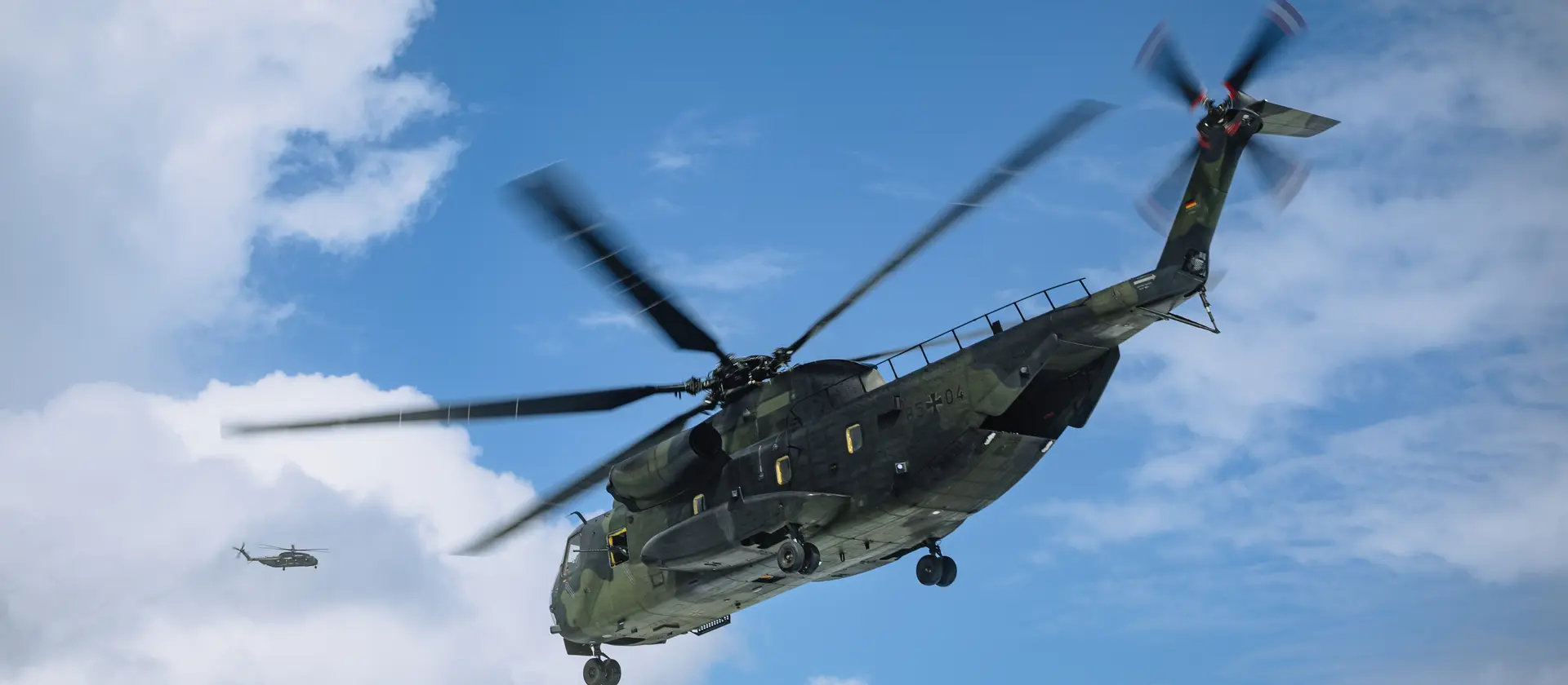 ransporthubschrauber CH-53 vom Hubschraubergeschwader 64 startet