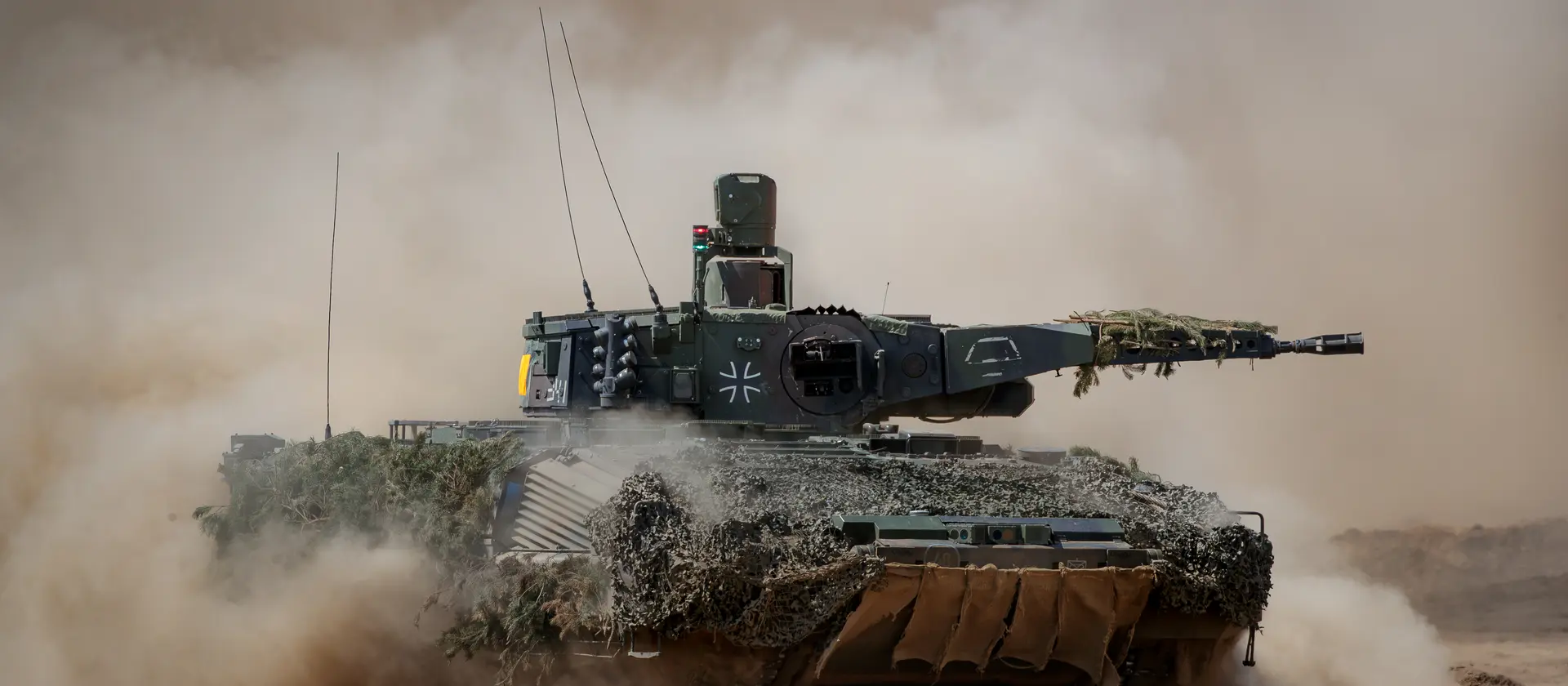Ein Panzer der Bundeswehr steht in einem Feld