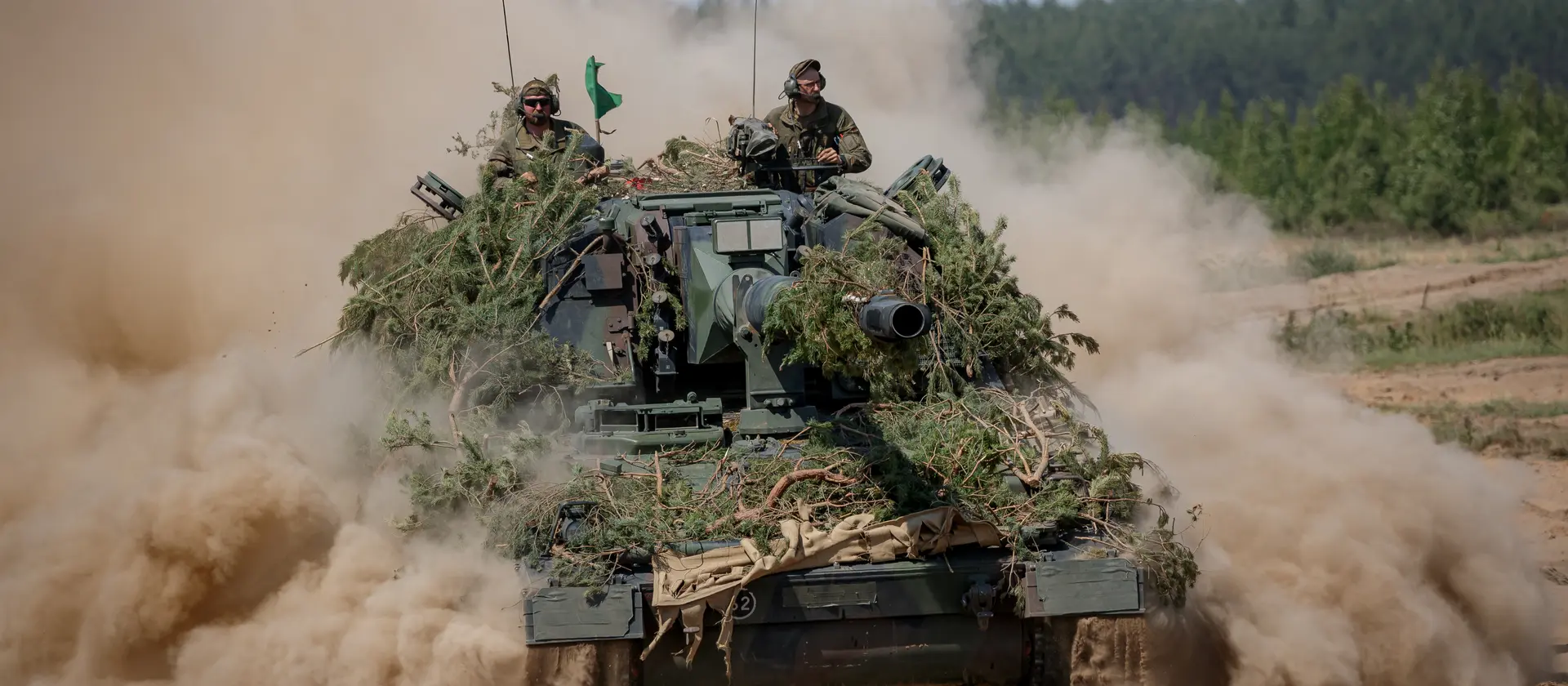 Soldaten auf einem Panzer der Bundeswehr