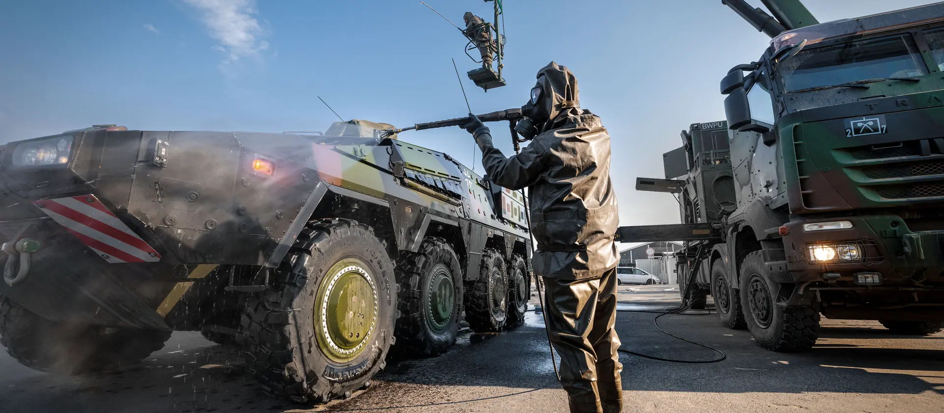 Ein Soldat wäscht ein Fahrzeug der Bw