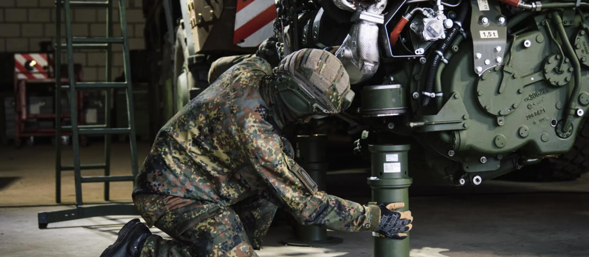 Ein Soldat der Bundeswehr befestigt ein Rohr