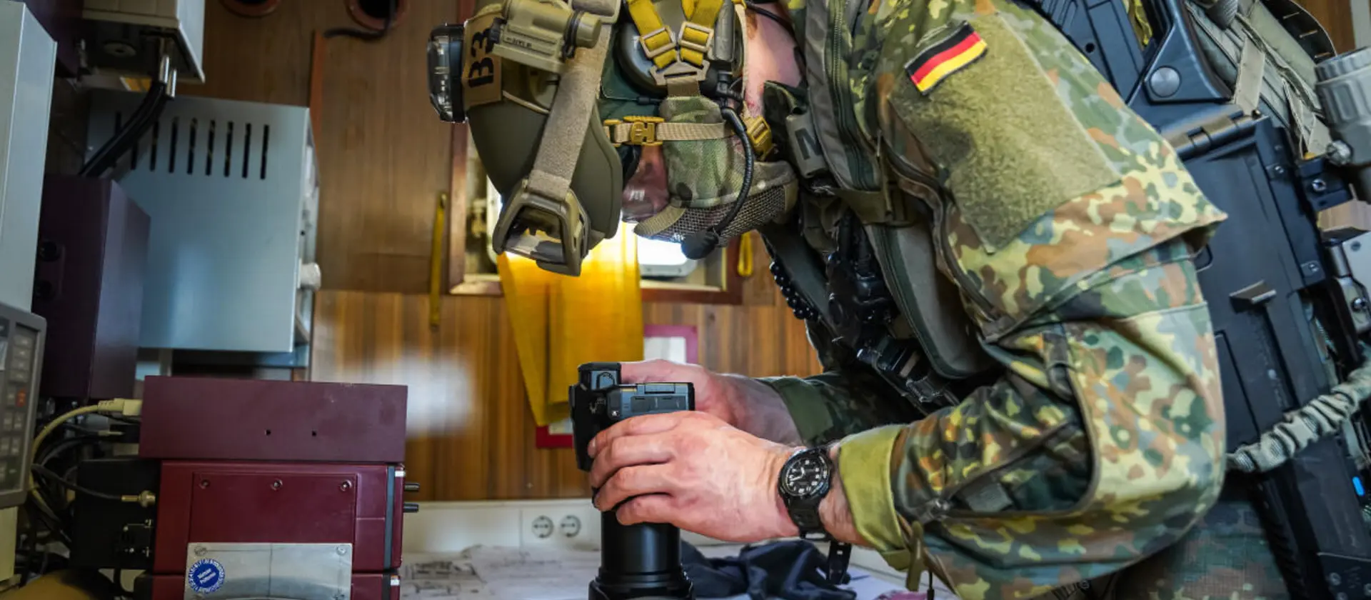 Ein Soldat der Bundeswehr untersucht etwas auf einem Schreibtisch