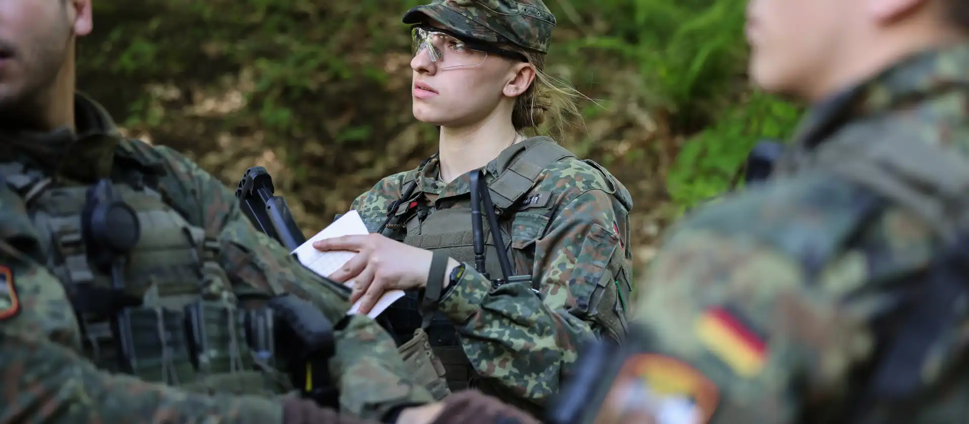 Soldatinnen und Soldaten der Bundeswehr stehen in einem Waldstück
