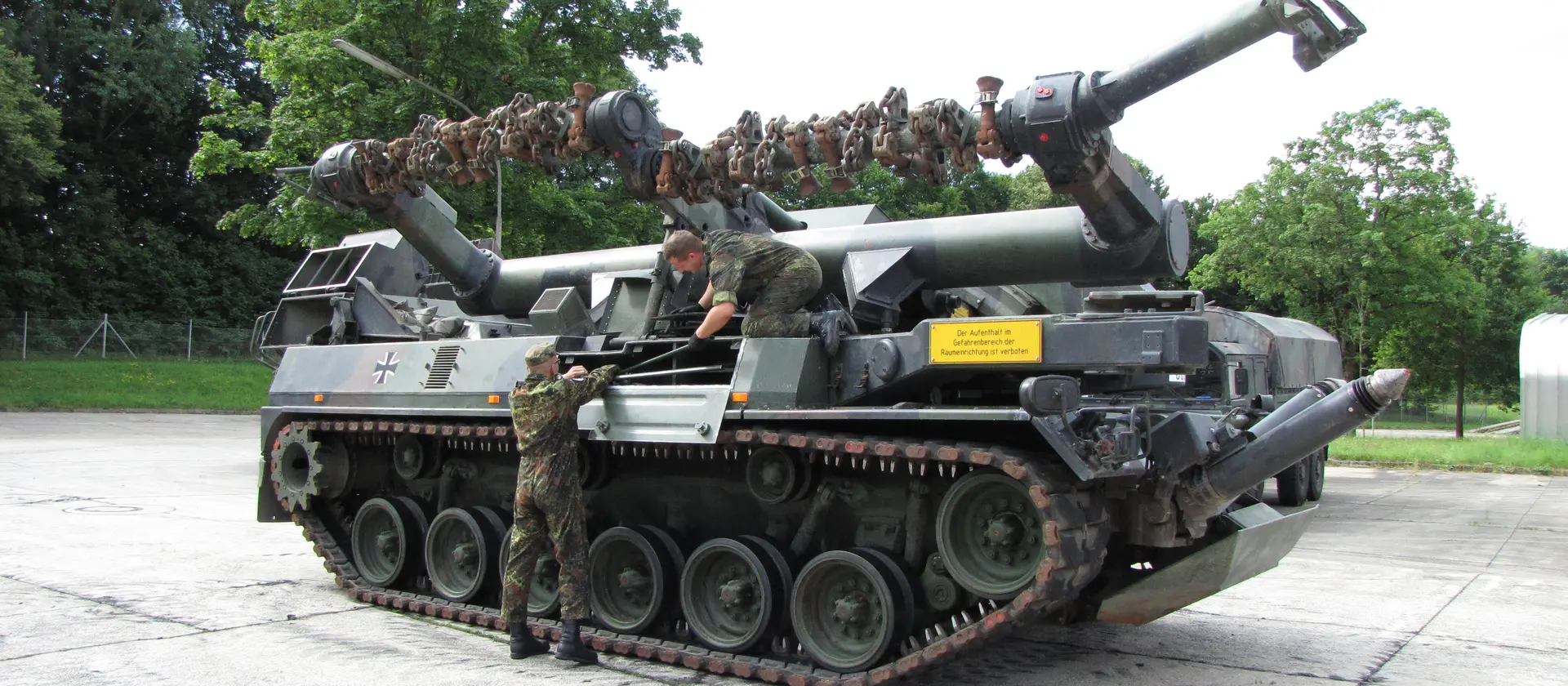 Soldaten der Instandhaltung überprüfen das Bordwerkzeug eines Panzers
