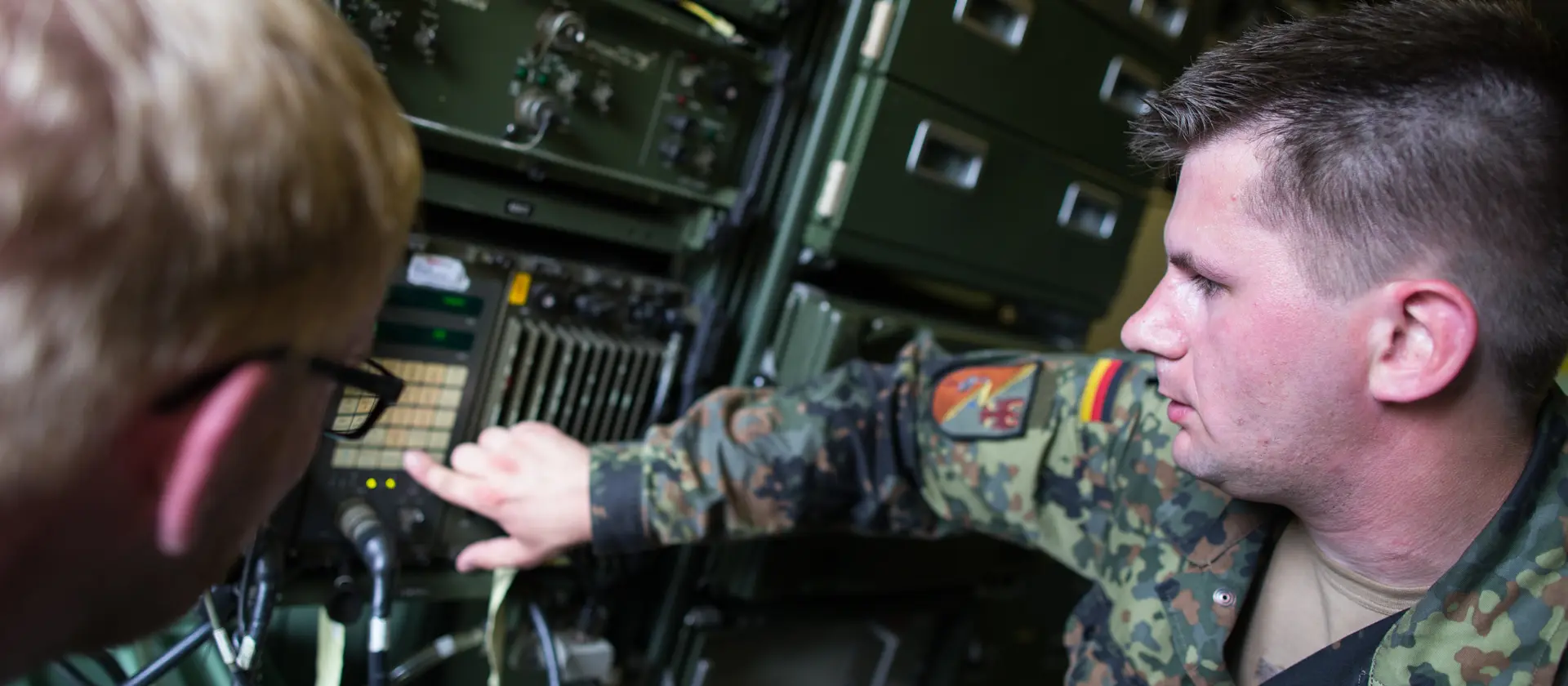 Soldat arbeitet an einem technischen Gerät