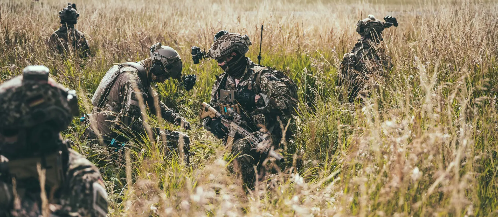 Soldaten des KSK orientieren sich im Gelände