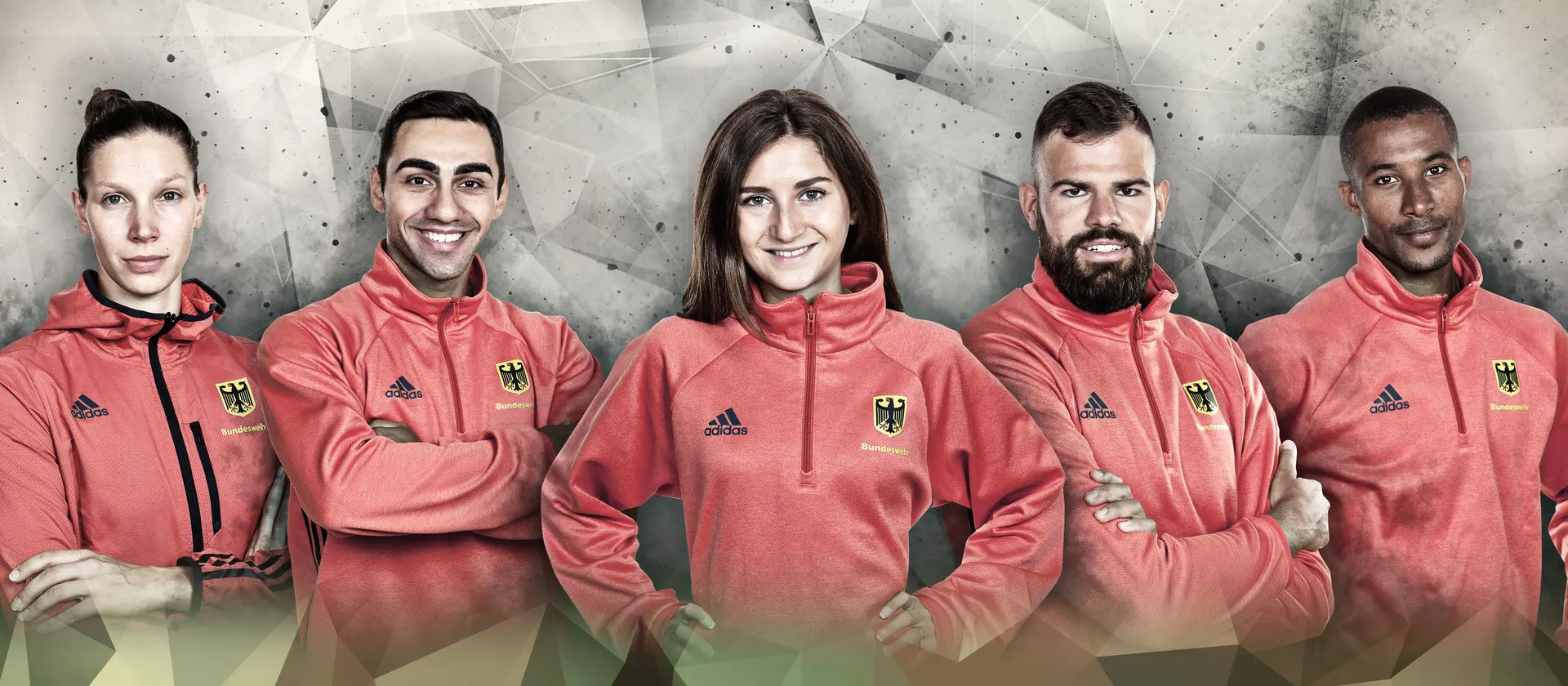 Zwei Sportsoldatinnen und drei Sportsoldaten posieren nebeneinander in Trainingsbekleidung für ein Foto