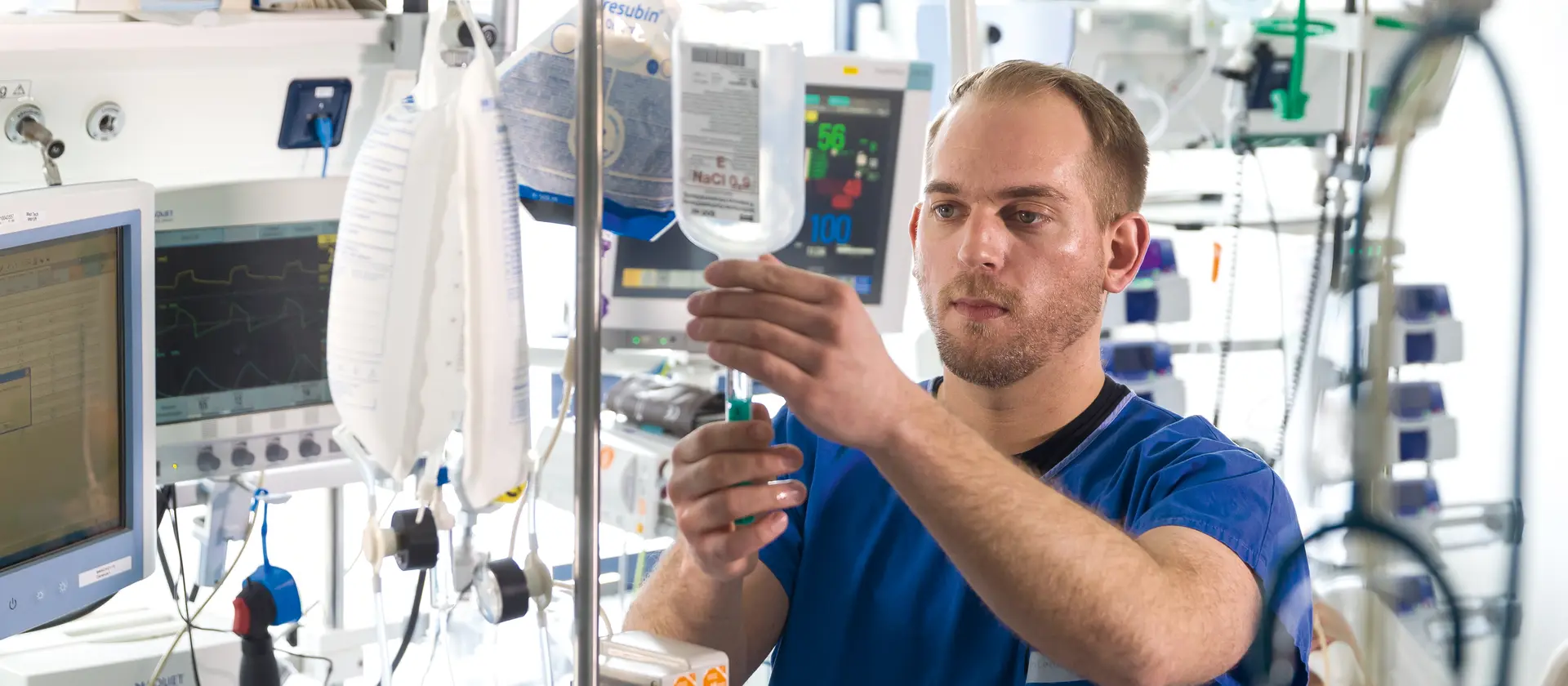 Ein Medizinscher Fachangestellter überprüft eine Infusion