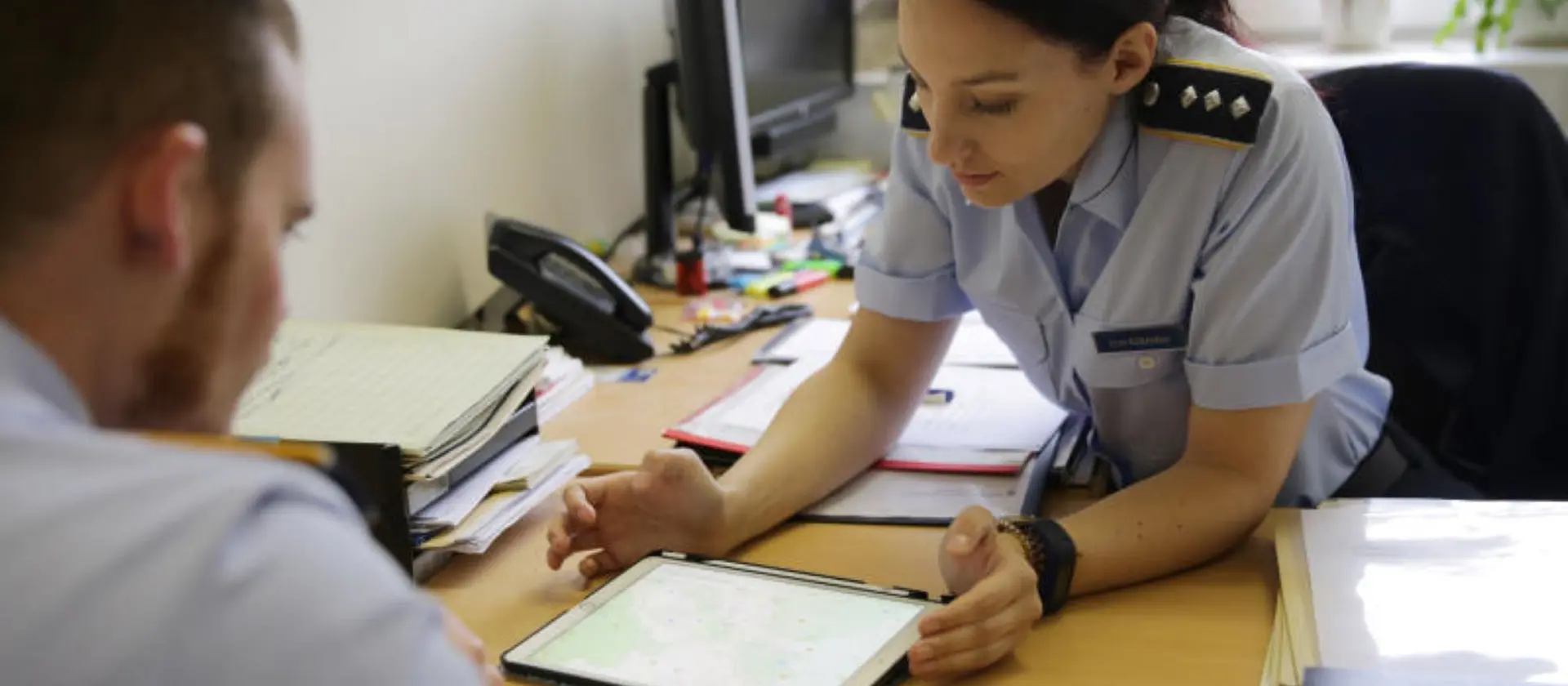Eine Soldatin der Personalabteilung sitzt mit einem anderen Soldaten an einem Schreibtisch
