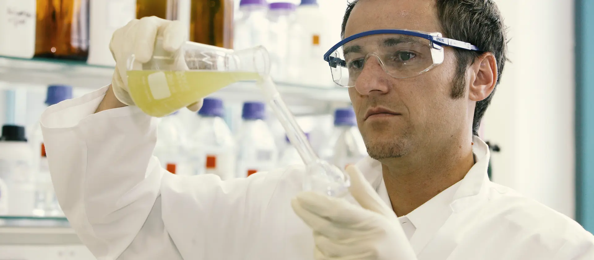 Ein pharmazeutisch-technischer Assistent arbeitet im Labor