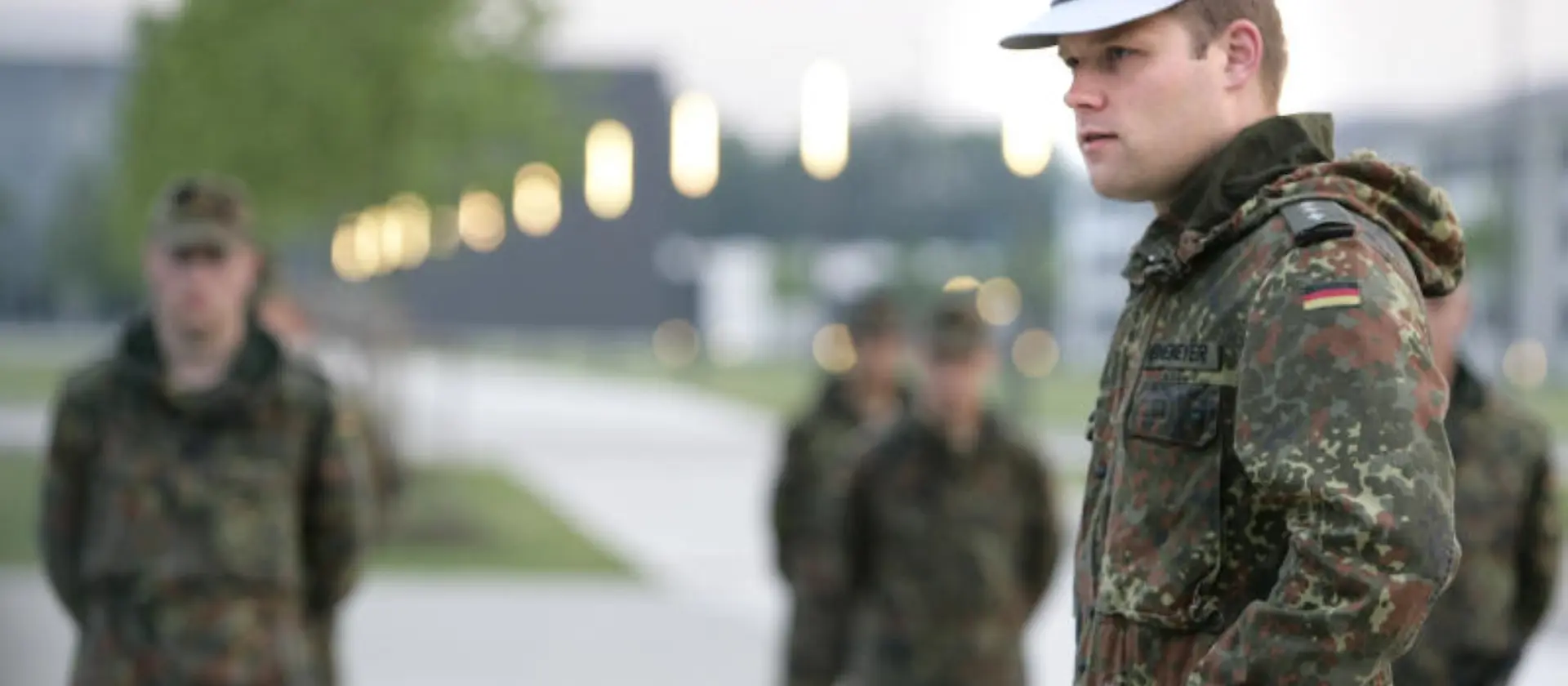 Soldaten beim Antreten besprechen die Lage