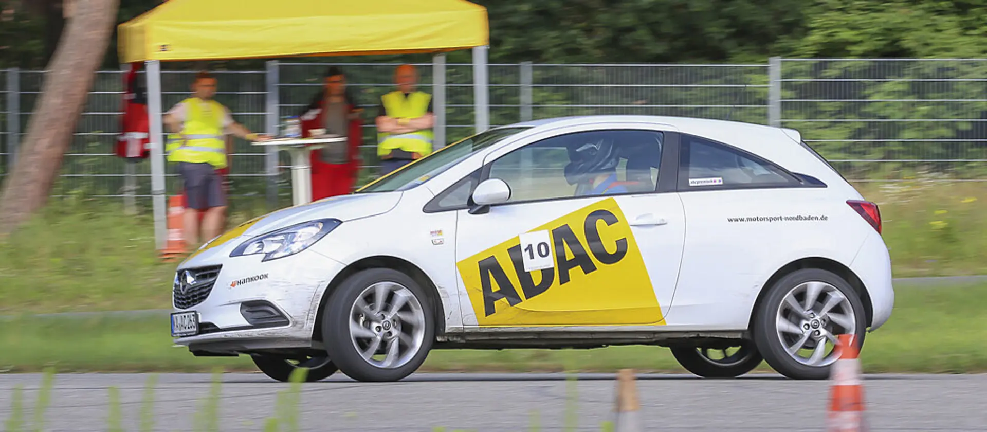 Ein Opel mit einem ADAC Logo
