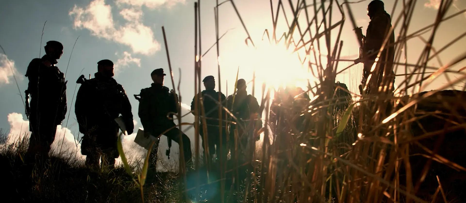 Eine Gruppe Soldaten, mit der Sonne im Rücken
