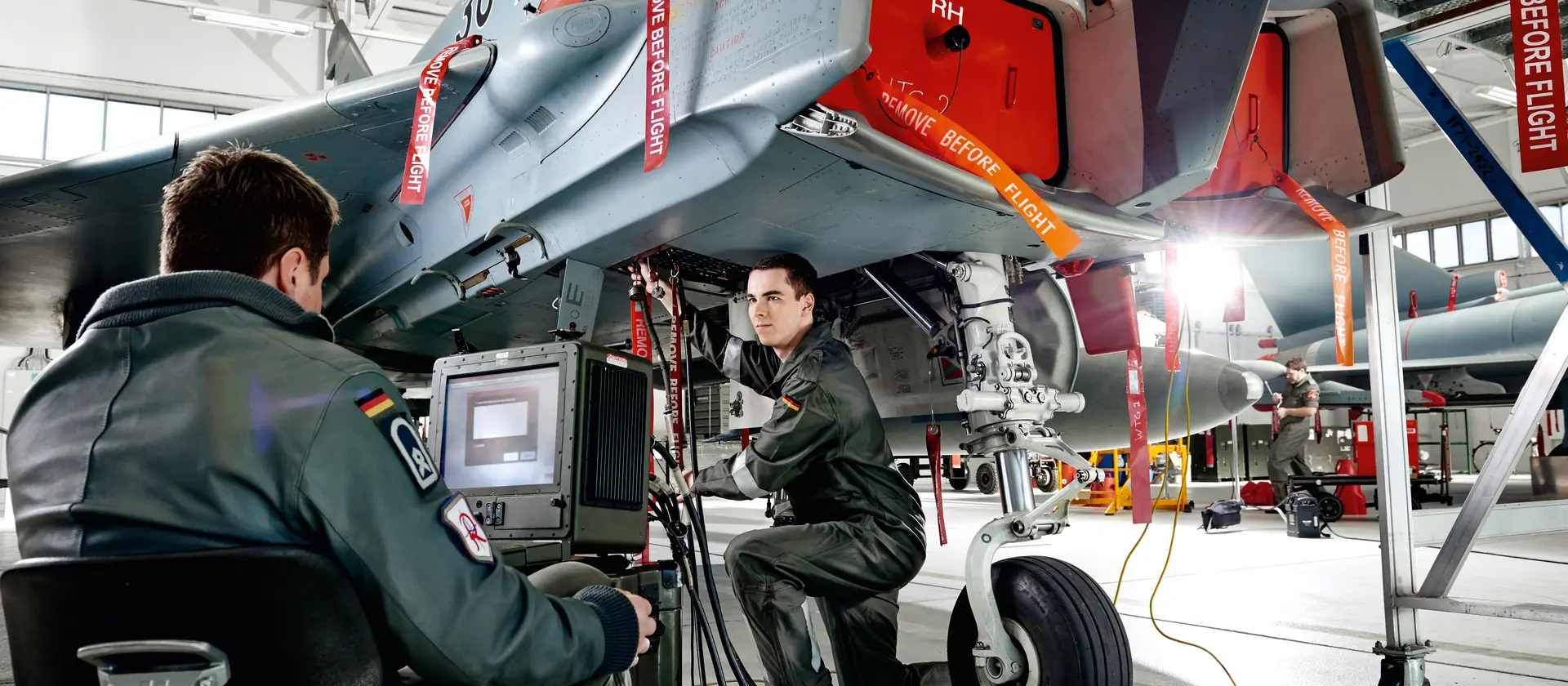 Soldaten der Bundeswehr arbeiten an einem Kampfjet