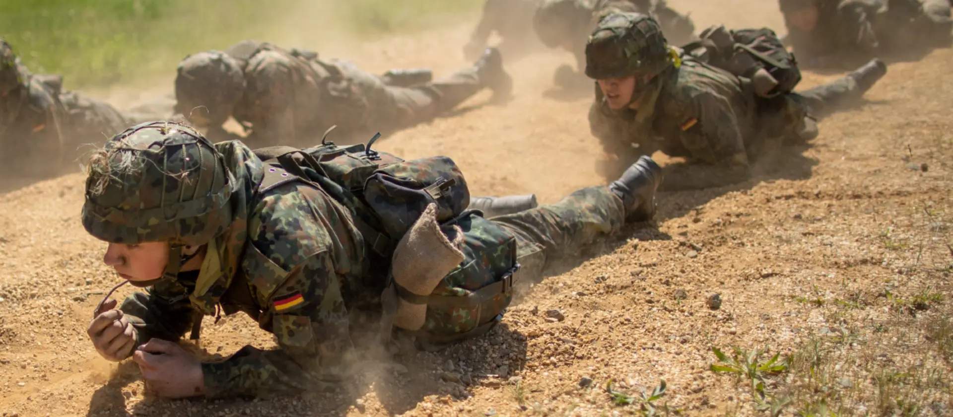 Soldaten gleiten über den Boden