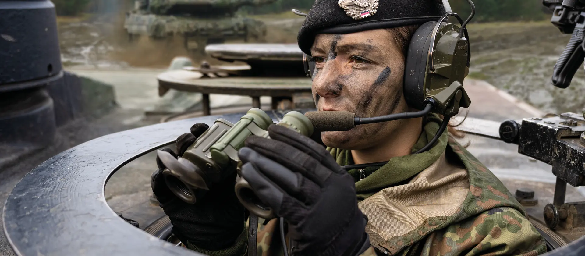 Soldatin im Panzer mit Fernglas
