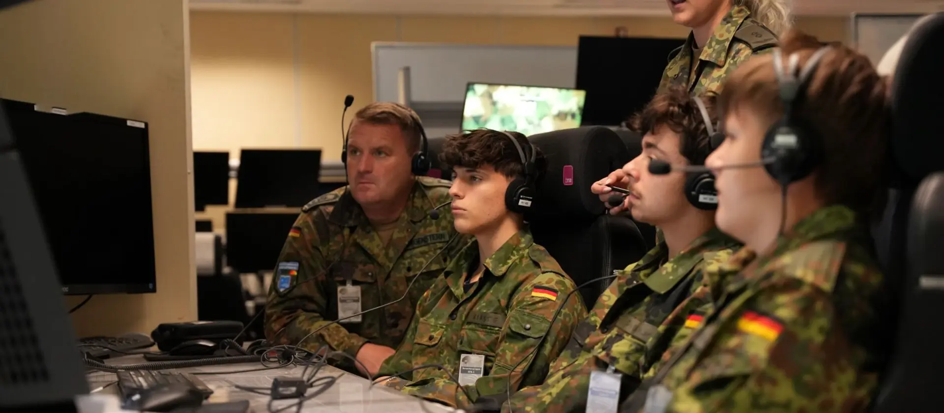 Soldatinnen und Soldaten schauen auf einen Monitor