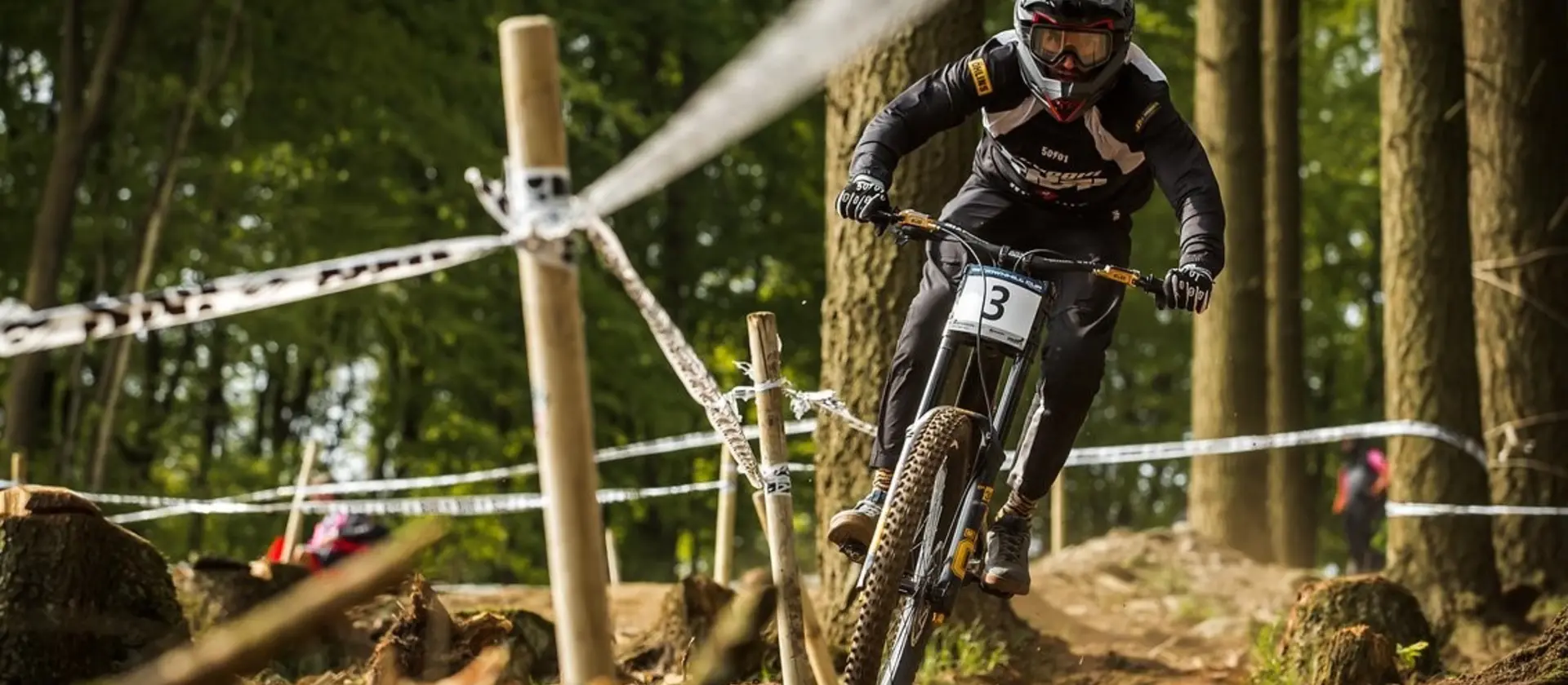 Ein Motorcross Fahrer fährt durch ein Waldstück