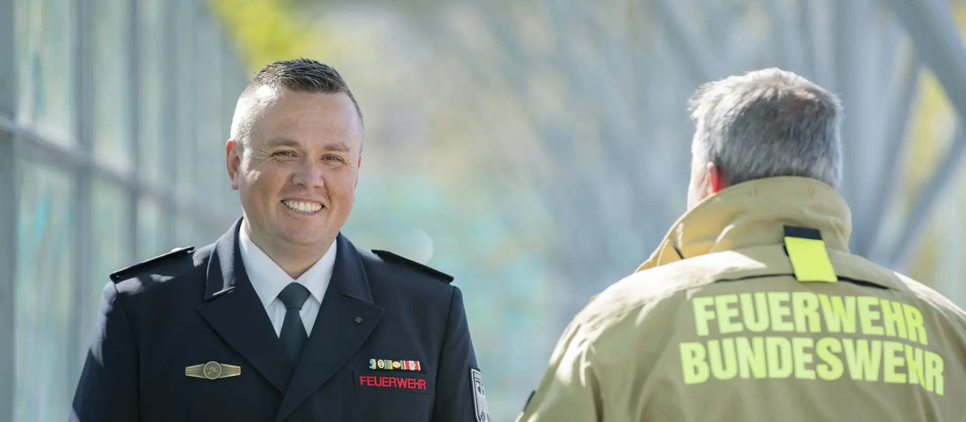 2 Leute der Feuerwehr gehen aufeinander zu