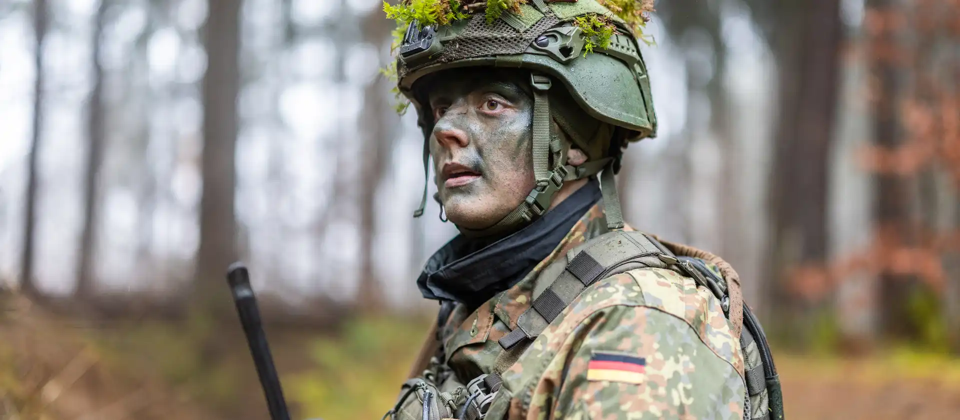Ein Soldat der Bundeswehr in einem Wald
