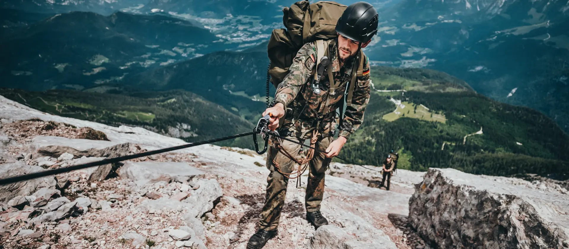 Ein Soldat der Bundeswehr auf einem Berg