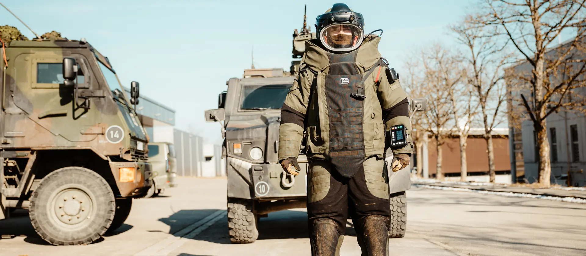 Ein Soldat der Bundeswehr in spezieller Uniform für Kampfmittelabwehr 