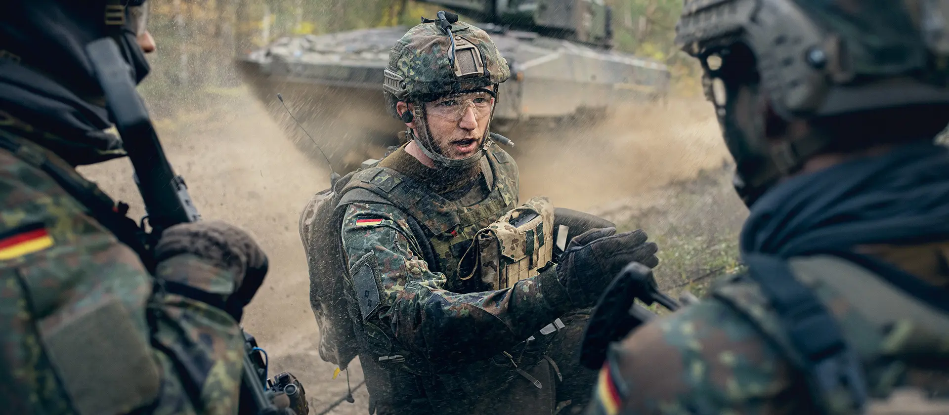 Soldat vor einem Panzer
