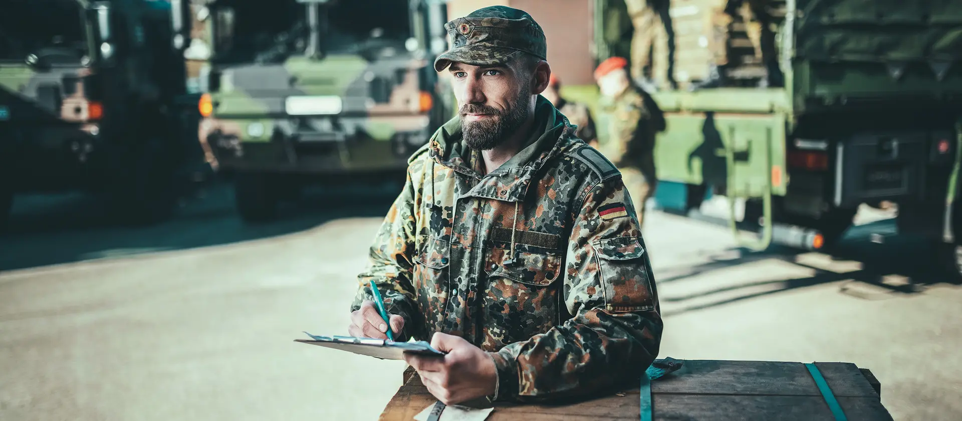 Ein Soldat in Uniform hält eine Liste in der Hand