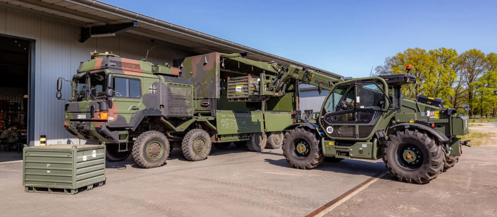 Ausrüstung der Bundeswehr wird auf einen LKW verladen
