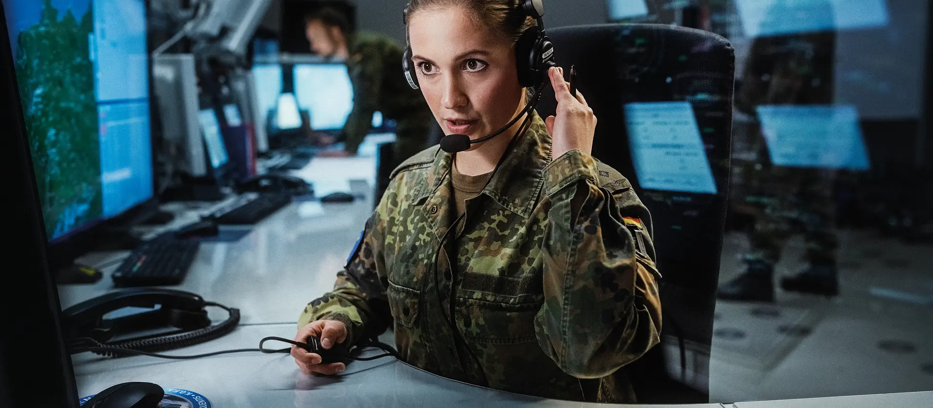 Soldatin mit Headset