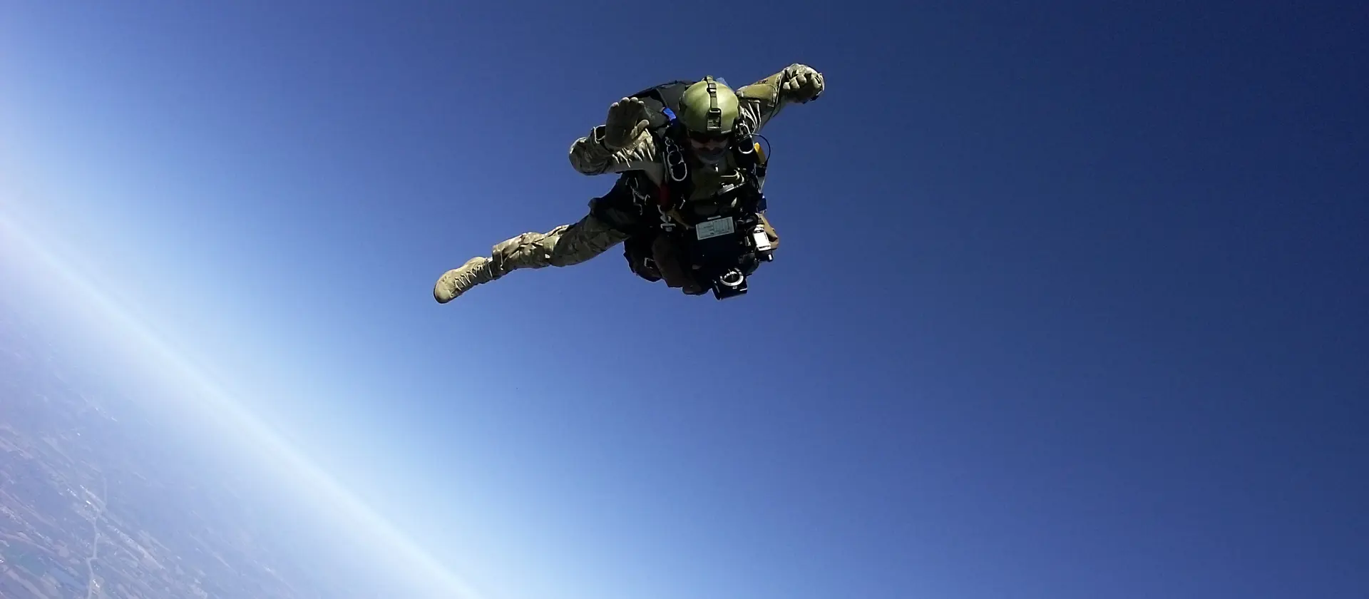 Ein Soldat der Fallschirmjägertruppe im freien Fall.
