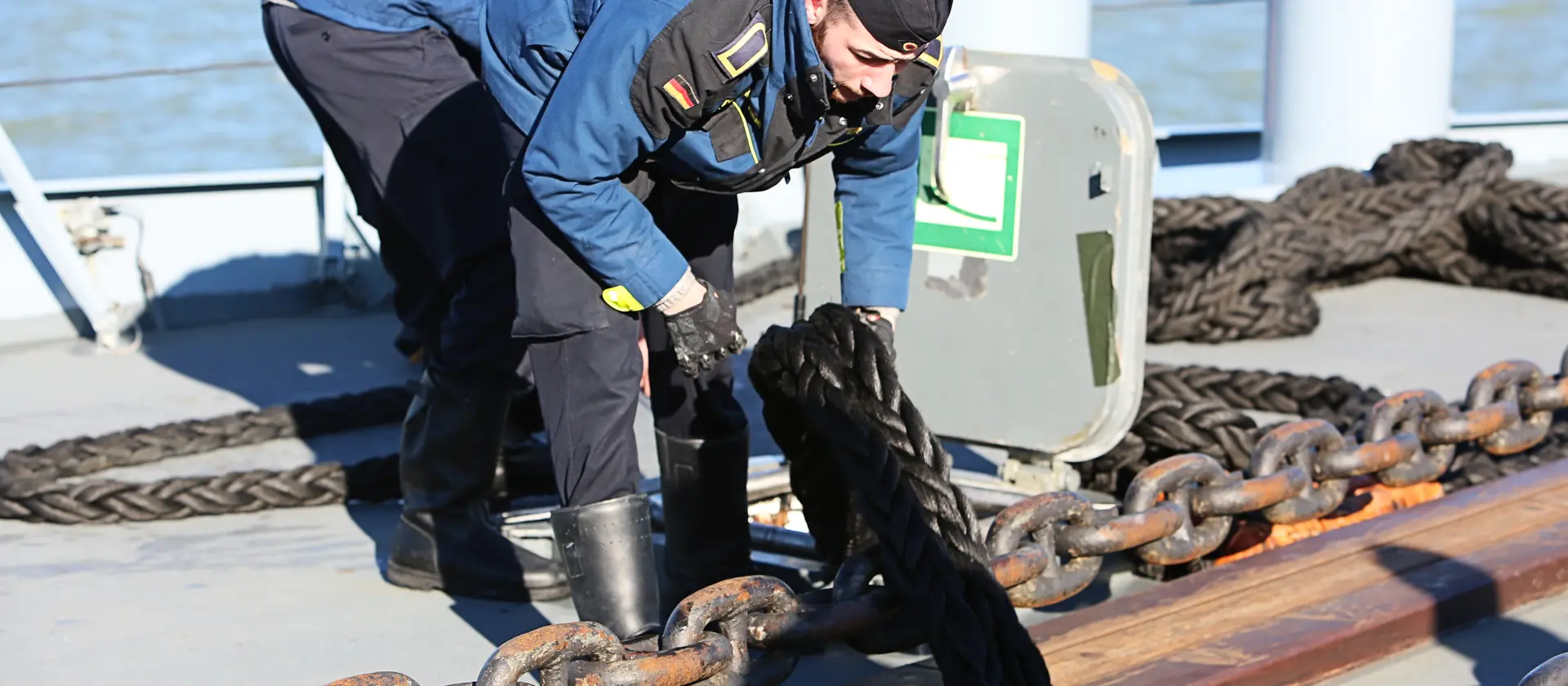 Soldaten im Decksdienst der Marine prüfen die Ankerkette.