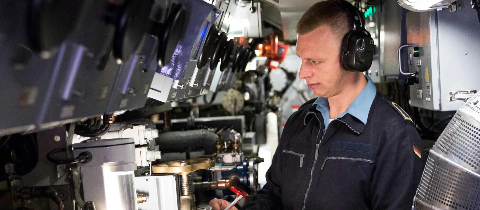 Ein Soldat der Waffenmechanik der Marine kontrolliert technisches Gerät.
