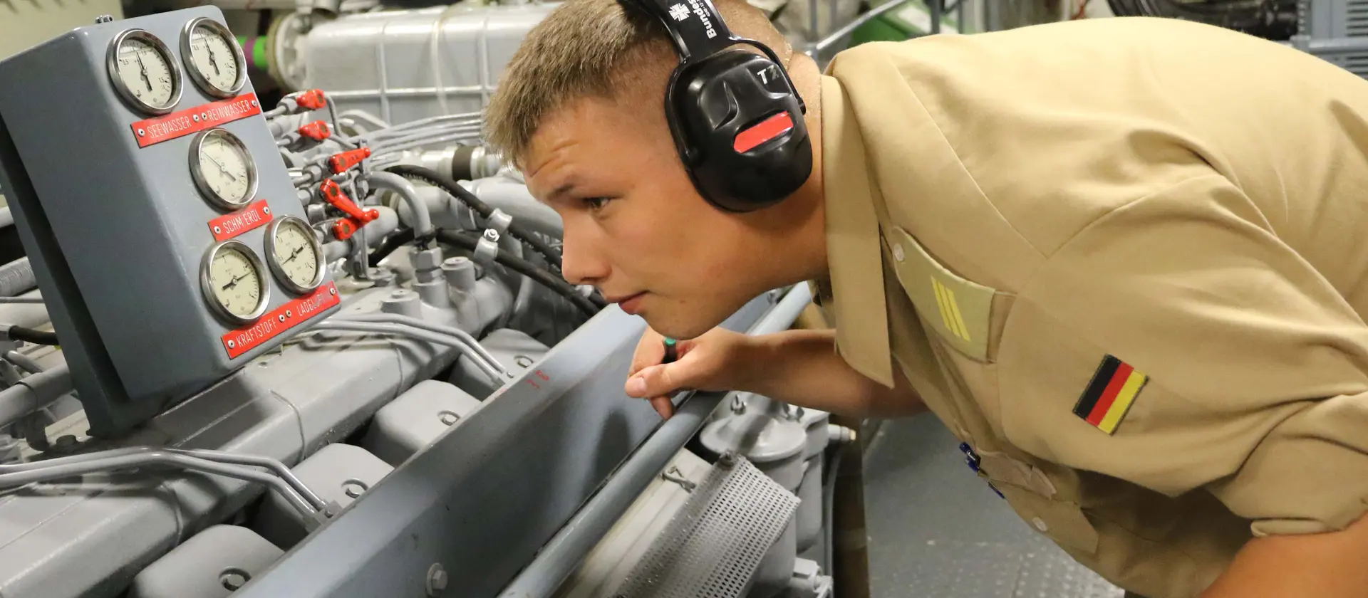 Ein Soldat der Antriebstechnik Marine prüft die Turbine eines Schiffes.