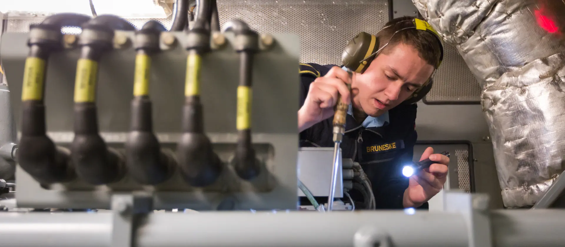 Soldat der Schiffsbetriebstechnik prüft im Turbinenraum technisches Gerät