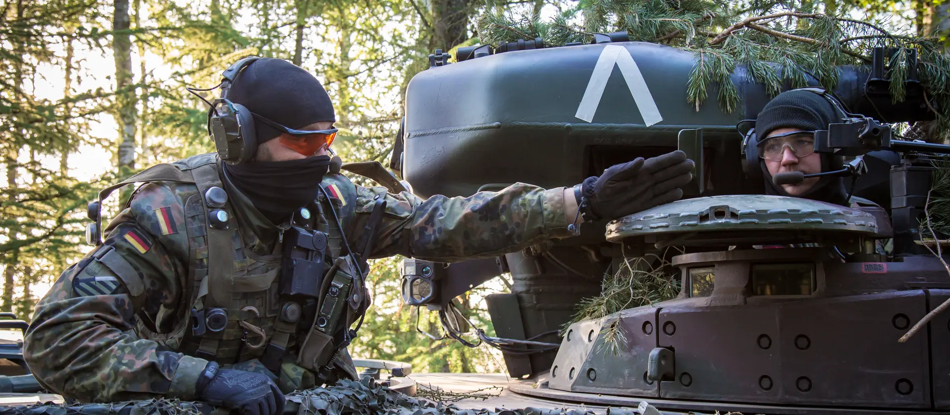 Soldaten auf einem Panzer navigieren durch den Wald