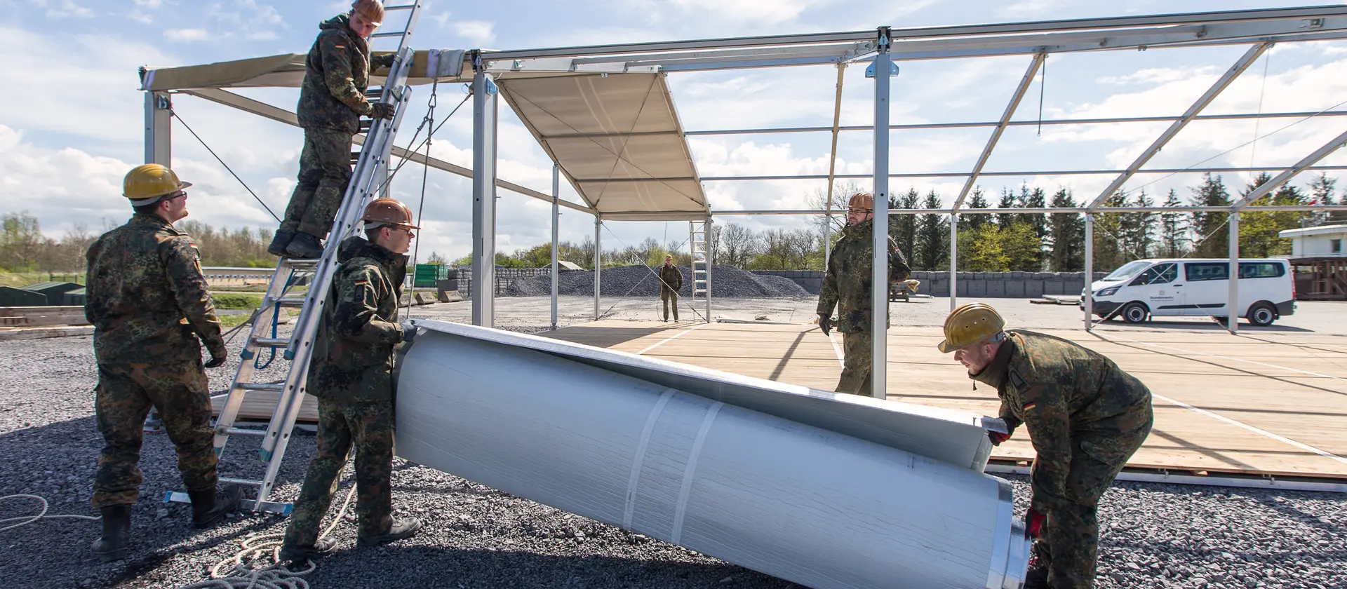 Soldaten beim Aufbau eines großen Zeltes