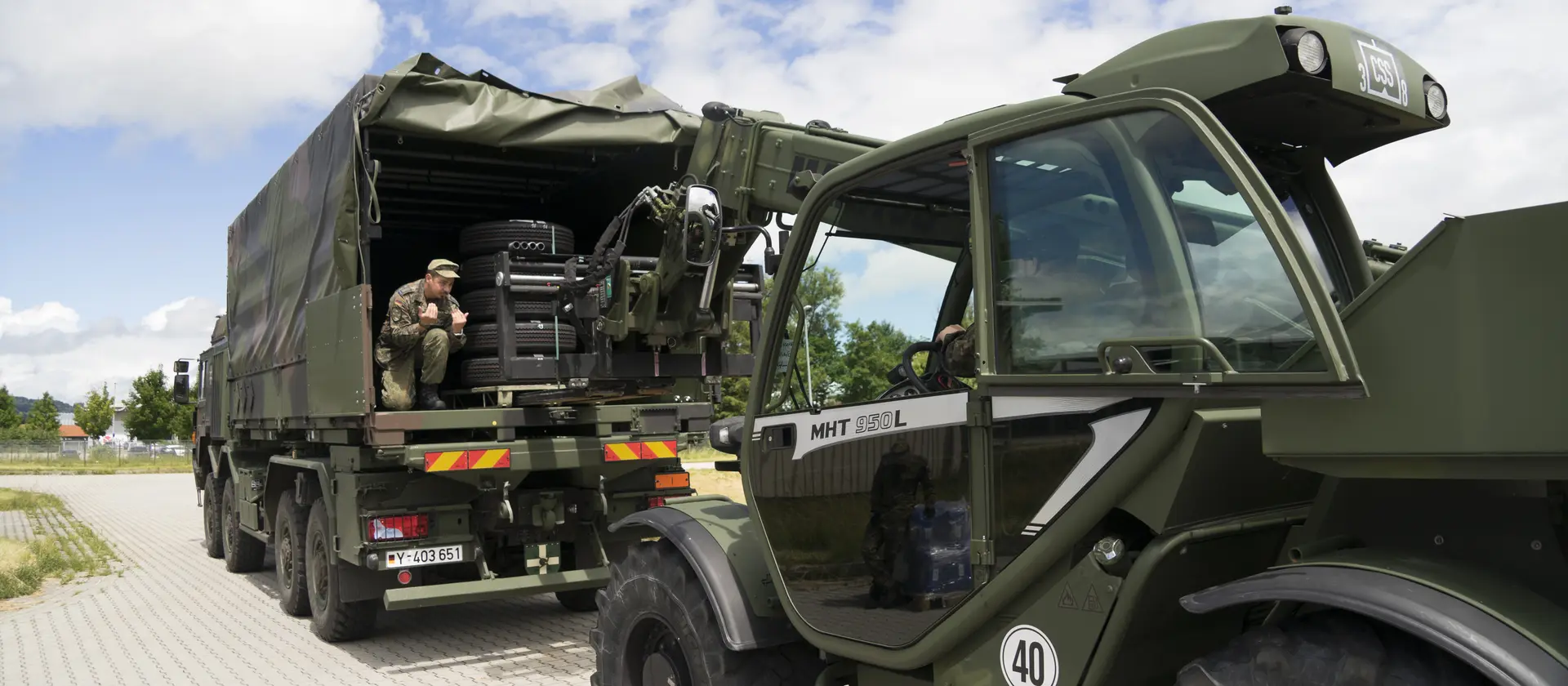 Soldaten beladen mit Hilfe eines Staplers einen LKW der Bundeswehr