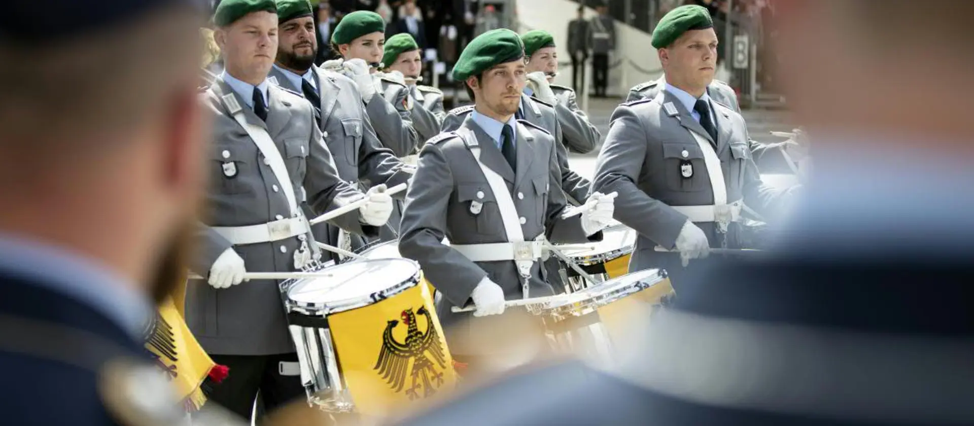 Das Heeresmusikcorps spielt bei einem Empfang.